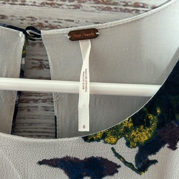 Free People Cloud Combo
Floral "Flutter By" Pleated Mini Dress 6 MSRP $128 - Picture 9 of 16